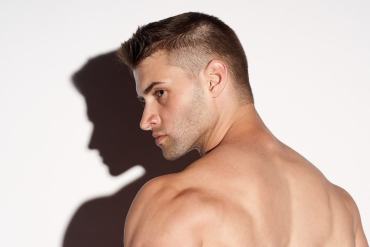 homme musclé au regard fier
