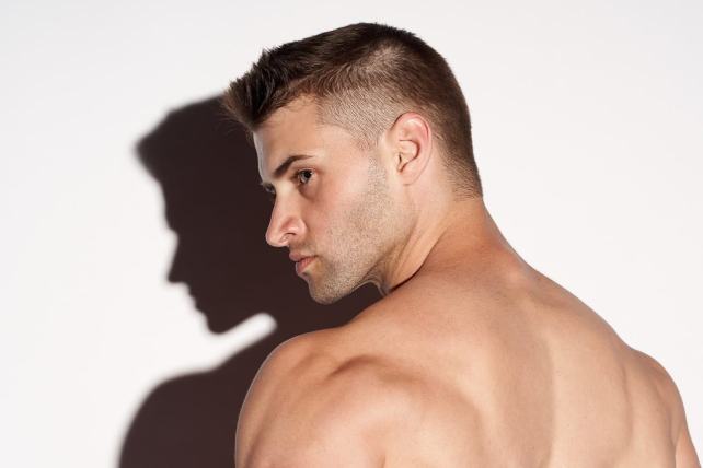 homme musclé au regard fier
