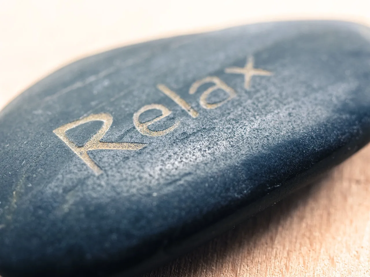 Pierre naturelle gravée du mot relax symbolisant le calme et la détente