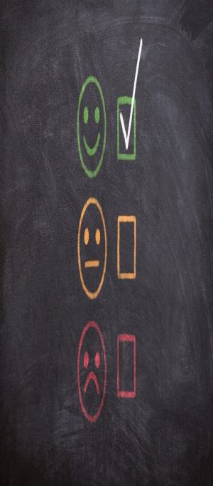 trois smileys dont un en vert avec un sourire, un en orange neutre et un en rouge triste