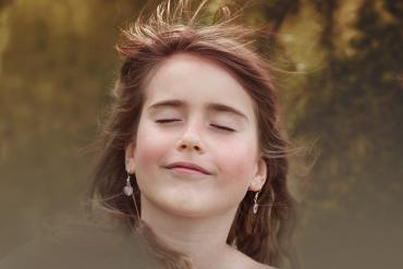 petite fille avec les yeux fermés