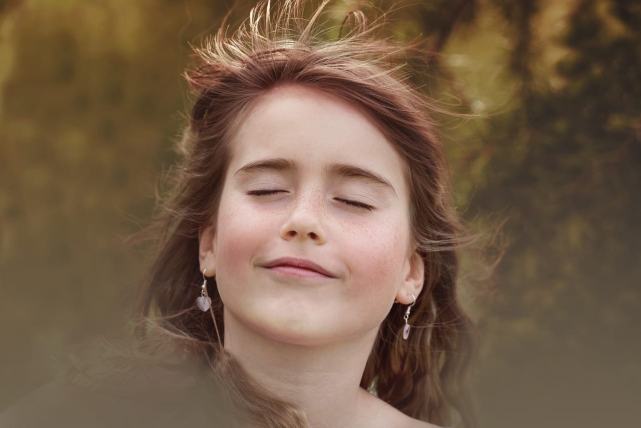 petite fille avec les yeux fermés