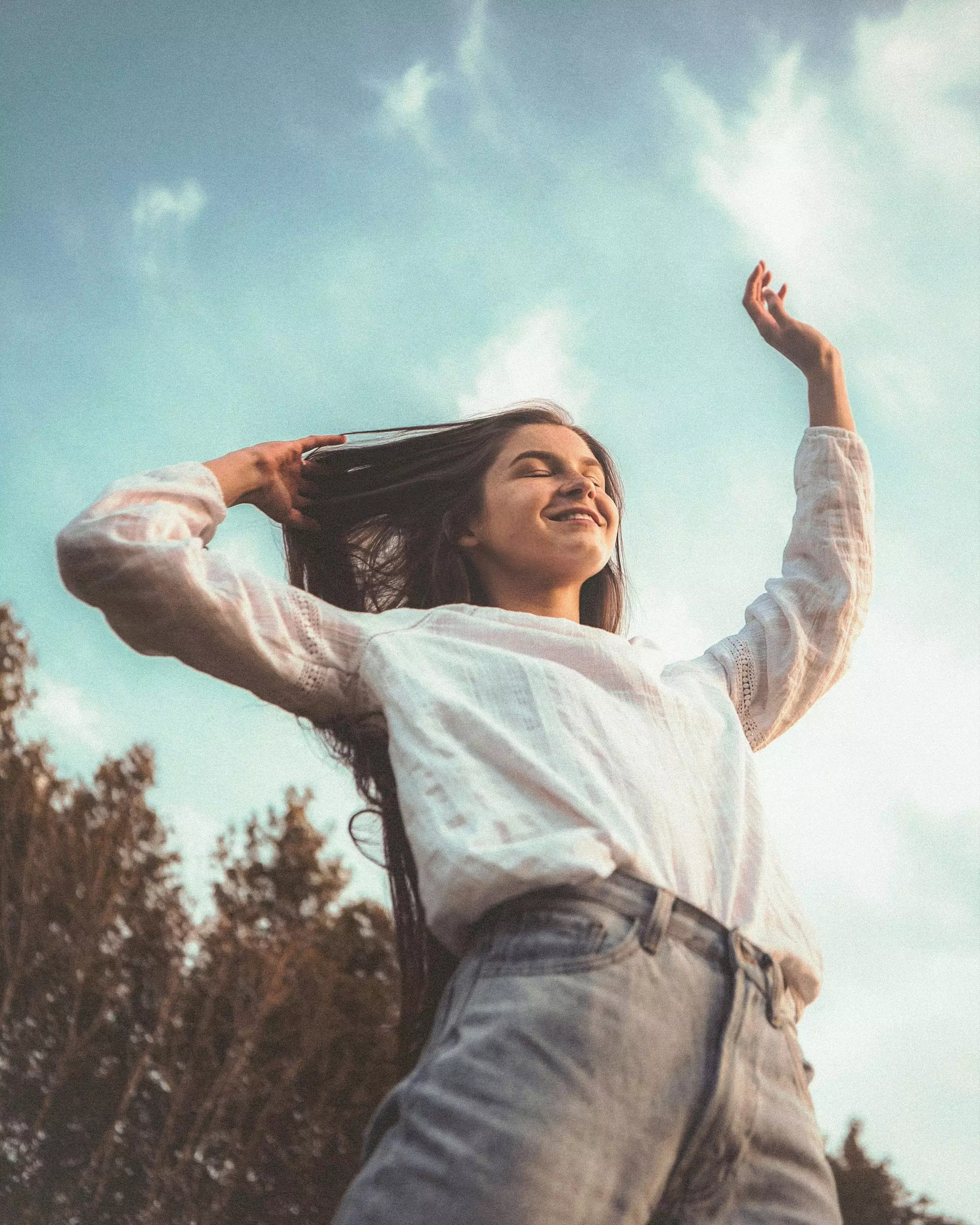 jeune femme heureuse
