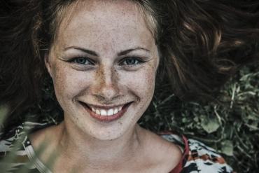 un visage de femme souriant