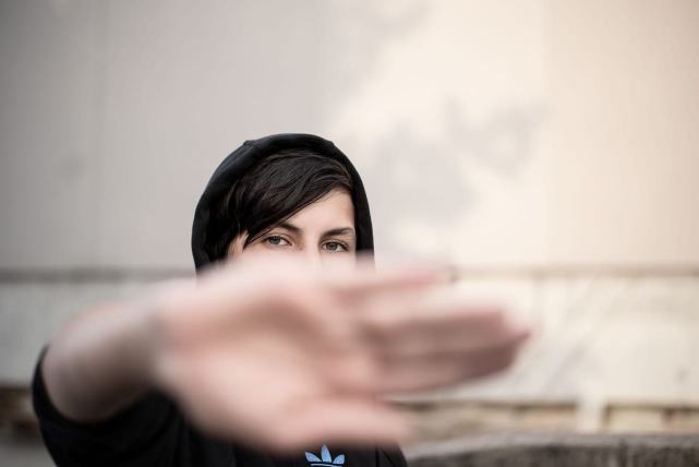 une femme met sa main droite devant elle pour dire non
