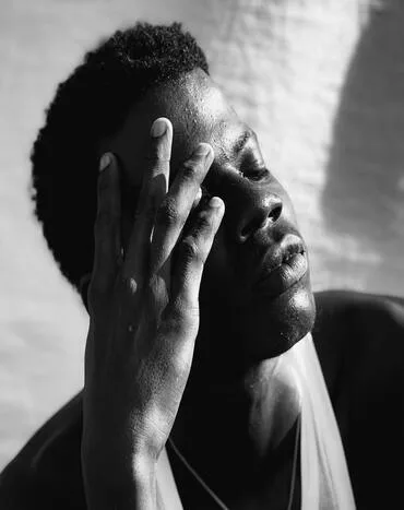 un homme se tenant la tête les yeux fermés un homme se tenant la tête les yeux fermés