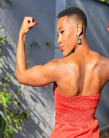 femme montrant son bras musclés femme montrant son bras musclés