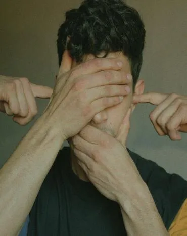 personne montrant les effets du stress, oreilles bouchées et mains sur ses yeux et sa bouche personne montrant les effets du stress, oreilles bouchées et mains sur ses yeux et sa bouche