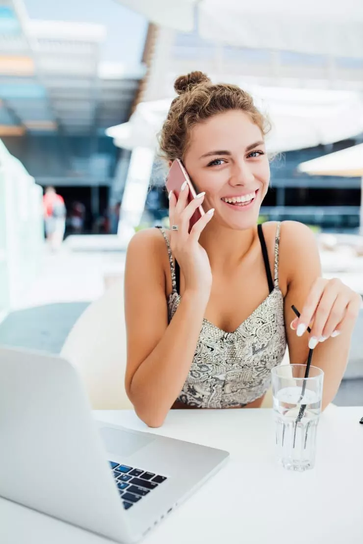 jeune femme au téléphone page contact
