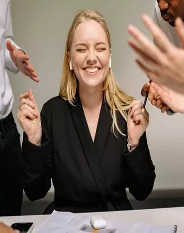 femme entourée en train de sourire