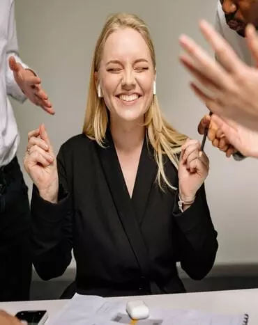 femme entourée en train de sourire