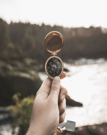 main avec la boussole vintage