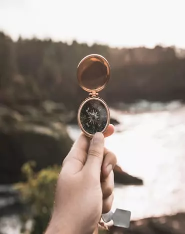 main avec la boussole vintage