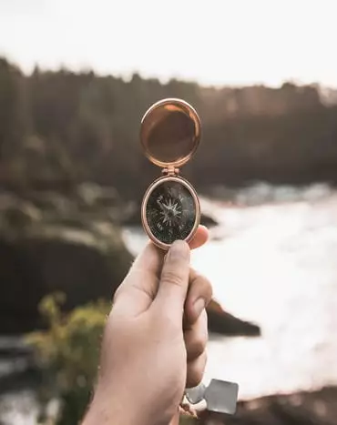 main avec la boussole vintage
