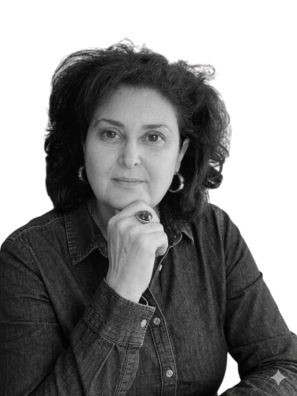 Photo de la praticienne en hypnose, EFT et coaching TCC regardant vers l’extérieur, dans une posture d’écoute et de présence