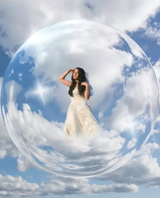 Une personne dans une bulle flottant dans les nuages symbolisant la prise de recul et l’apaisement mental